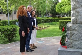 Delegacija Glavnog grada položila vijenac na spomenik Marku Miljanovu Delegacija Glavnog grada položila vijenac na spomenik Marku Miljanovu