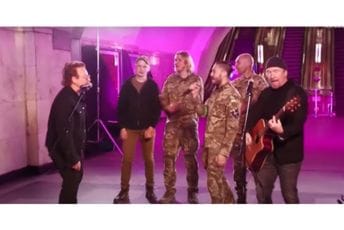 Legendarni Bono i U2 održali koncert na metro stanici u Kijevu Legendarni Bono i U2 održali koncert na metro stanici u Kijevu