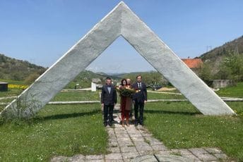 Kovačević položio vijenac na spomenik diviziji "Garibaldi": Moderna CG počiva na vrijednostima antifašizma Kovačević položio vijenac na spomenik diviziji "Garibaldi": Moderna CG počiva na vrijednostima antifašizma