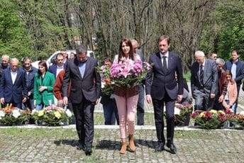 Delegacija Opštine Pljevlja položila vijence na spomen-obilježje na Stražici Delegacija Opštine Pljevlja položila vijence na spomen-obilježje na Stražici