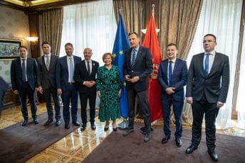 Krivokapić s delegacijom EPP: Podrška evropskih parlamentaraca prozapadnoj orjentaciji Crne Gore Krivokapić s delegacijom EPP: Podrška evropskih parlamentaraca prozapadnoj orjentaciji Crne Gore