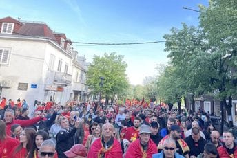 Brojni građani okupili su se na Cetinju i krenuli ka Belvederu (FOTO / VIDEO)