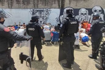 U sukobu bandi u ekvadorskom zatvoru ubijeno više od 40 zatvorenika, 108 u bjekstvu U sukobu bandi u ekvadorskom zatvoru ubijeno više od 40 zatvorenika, 108 u bjekstvu