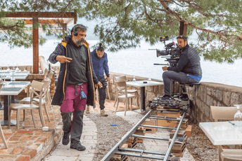 Treća sezona serije „Dug moru“ snima se u CG: Mračniji i topliji tonovi na putu ka iskupljenju Treća sezona serije „Dug moru“ snima se u CG: Mračniji i topliji tonovi na putu ka iskupljenju