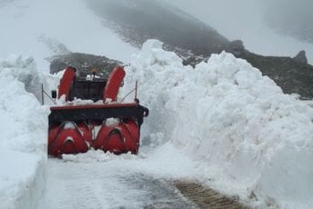 Veliki sniježni nameti na putu Žabljak - Plužine, čistači danas krenuli u akciju Veliki sniježni nameti na putu Žabljak - Plužine, čistači danas krenuli u akciju