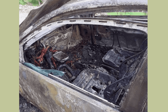 Doktorica primijetila neobičan dim: Izgorjelo vozilo bjelopoljskog Doma zdravlja Doktorica primijetila neobičan dim: Izgorjelo vozilo bjelopoljskog Doma zdravlja