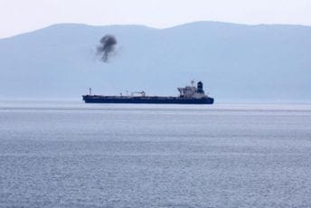 Tanker pun iranske nafte nedjelju dana luta Jadranom, ne zna se ko je kupac Tanker pun iranske nafte nedjelju dana luta Jadranom, ne zna se ko je kupac