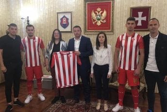 Bivši igrači Lovćena donirali dresove prvom timu Bivši igrači Lovćena donirali dresove prvom timu