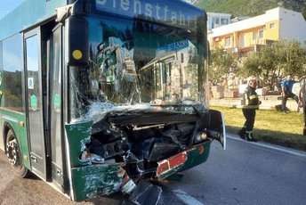 Sudar automobila i autobusa u Sutomoru, povrijeđena jedna osoba Sudar automobila i autobusa u Sutomoru, povrijeđena jedna osoba