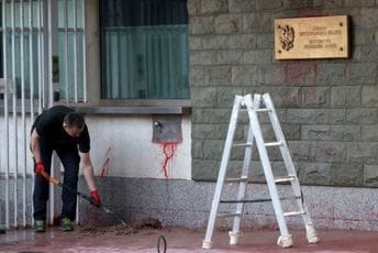 Poljska ambasada u Moskvi zalivena crvenom bojom Poljska ambasada u Moskvi zalivena crvenom bojom