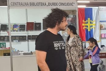 Sajam knjiga u Podgorici: Srpske zastave, vašar, teorije zavjere, antisemitizam, zvaničnici vlasti i Nestorović Sajam knjiga u Podgorici: Srpske zastave, vašar, teorije zavjere, antisemitizam, zvaničnici vlasti i Nestorović