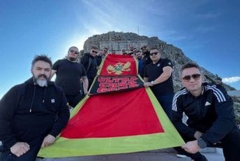 Kapisoda uručio zahvalnicu navijačkoj grupi Ultra Crna Gora Kapisoda uručio zahvalnicu navijačkoj grupi Ultra Crna Gora