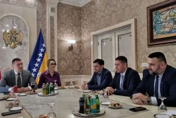 Adžić ugostio delegaciju BiH: Regionalna saradnja ključna u borbi protiv ilegalnih migracija Adžić ugostio delegaciju BiH: Regionalna saradnja ključna u borbi protiv ilegalnih migracija