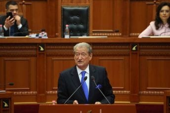 Burno u Albaniji: Beriša kazao za Vučića da je mali Putin spreman na genocid, odbačena rezolucija o Srebrenici Burno u Albaniji: Beriša kazao za Vučića da je mali Putin spreman na genocid, odbačena rezolucija o Srebrenici