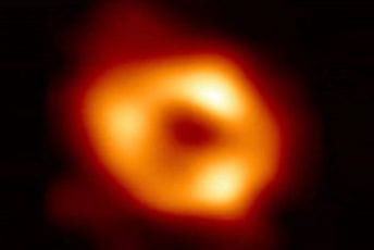 Prva fotografija ogromne crne rupe u središtu naše galaksije Prva fotografija ogromne crne rupe u središtu naše galaksije