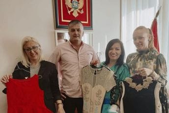 Devet dobrih žena poklonile haljine polumaturantkinjama: Svako zaslužuje da zablista u toj posebnoj noći Devet dobrih žena poklonile haljine polumaturantkinjama: Svako zaslužuje da zablista u toj posebnoj noći