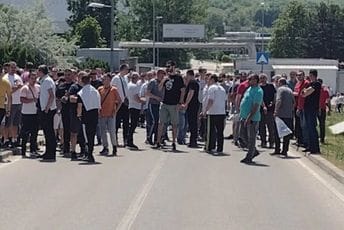 Kragujevac: Radnici FIAT-a blokirali ulaz u fabriku Kragujevac: Radnici FIAT-a blokirali ulaz u fabriku