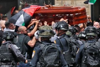 Izraelska policija tukla prisutne na sahrani ubijene palestinske novinarke Izraelska policija tukla prisutne na sahrani ubijene palestinske novinarke