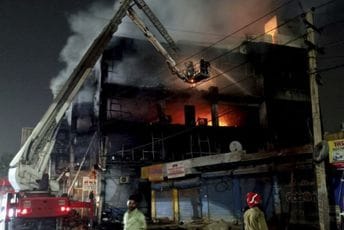 Požar u Nju Delhiju, 27 ljudi poginulo Požar u Nju Delhiju, 27 ljudi poginulo