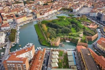 "Ružno pače Italije": Grad na lošem glasu koji se protiv političara i nepravde bori humorom "Ružno pače Italije": Grad na lošem glasu koji se protiv političara i nepravde bori humorom