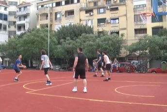 Bar: Obnovljen i uređen košarkaški teren sa dječijim igralištem u Makedonskom naselju Bar: Obnovljen i uređen košarkaški teren sa dječijim igralištem u Makedonskom naselju