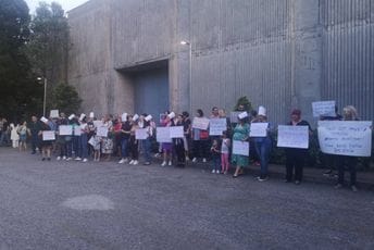 "Žene neće biti sluškinje": Perovića dočekale zvižducima, kritike upućene i Javnom servisu (VIDEO / FOTO) "Žene neće biti sluškinje": Perovića dočekale zvižducima, kritike upućene i Javnom servisu (VIDEO / FOTO)