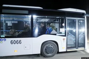 Desetak autobusa sa ukrajinskim vojnicima napustilo Azovstal Desetak autobusa sa ukrajinskim vojnicima napustilo Azovstal