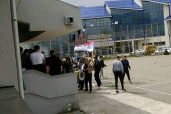 Kolašin: Kraj školske godine proslavili uz kolo i srpske trobojke (VIDEO)