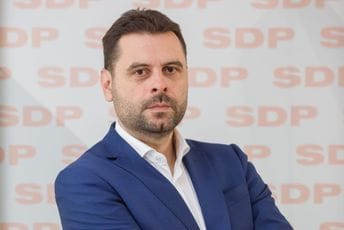 Vujović: DF i GP URA večerašnjim rušenjem Ustava bježe od izbora