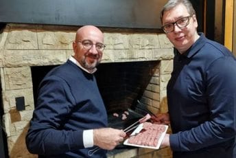 Vučić i Šarl Mišel zajedno pripremali ćevape Vučić i Šarl Mišel zajedno pripremali ćevape