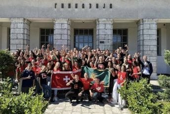 Cetinjski gimnazijalci Dan nezavisnosti dočekuju u majicama sa crnogorskim obilježjima Cetinjski gimnazijalci Dan nezavisnosti dočekuju u majicama sa crnogorskim obilježjima