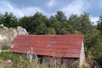 Komandant žandarmerije koja je ubila i spalila porodicu Petra Zvicera bio je major Dragutin Kecmanović Komandant žandarmerije koja je ubila i spalila porodicu Petra Zvicera bio je major Dragutin Kecmanović