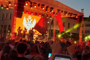 Veliki koncert povodom Dana nezavisnosti: Pogledajte bakljadu na podgoričkom trgu (VIDEO)