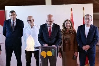 Zajednica Crnogoraca u Albaniji obilježila Dan nezavisnosti: Slike Luke Lagatora u Tirani Zajednica Crnogoraca u Albaniji obilježila Dan nezavisnosti: Slike Luke Lagatora u Tirani