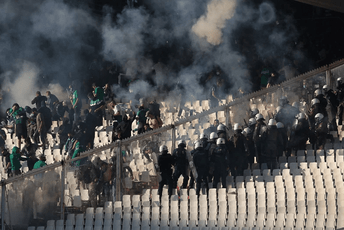 Navijači grčkih klubova izazvali haos na stadionu, sijevali suzavci, baklje... Navijači grčkih klubova izazvali haos na stadionu, sijevali suzavci, baklje...