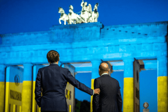 Da li Njemačka gubi vodeću ulogu u EU Makron i Šolc pred Brandenburškom kapijom u bojama ukrajinske zastave