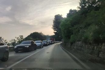 Nepregledne kolone automobila na putu ka Baru (FOTO) Nepregledne kolone automobila na putu ka Baru (FOTO)