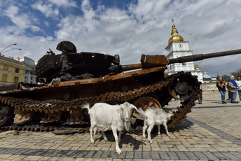Ukrajinci u Kijevu napravili izložbu uništenih ruskih tenkova (FOTO)