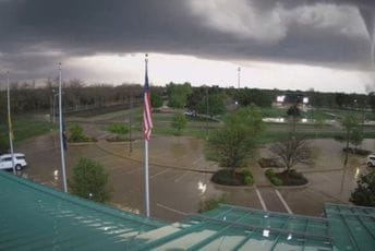 Dvoje poginulih, više od 40 povrijeđenih zbog tornada u SAD (VIDEO) Dvoje poginulih, više od 40 povrijeđenih zbog tornada u SAD (VIDEO)