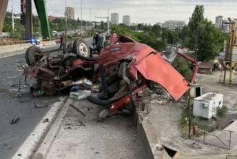 Strahovita nesreća u Beogradu: Dvoje mrtvih, kabina kamiona nakon udesa pala sa Pančevačkog mosta Strahovita nesreća u Beogradu: Dvoje mrtvih, kabina kamiona nakon udesa pala sa Pančevačkog mosta