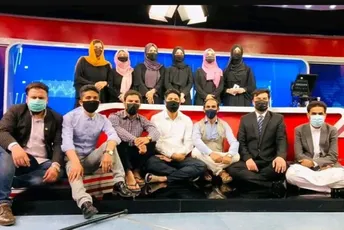 Voditelji u Avganistanu u znak solidarnosti sa koleginicama vodili program sa maskama na licu Voditelji u Avganistanu u znak solidarnosti sa koleginicama vodili program sa maskama na licu
