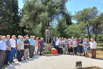 Povodom Dana mladosti: Polagali vijence na Titov spomenik Povodom Dana mladosti: Polagali vijence na Titov spomenik