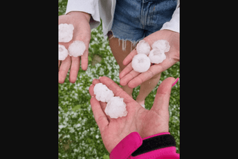 Narandžasti alarm u Hrvatskoj i Sloveniji: Jaka oluja i grad veličine oraha, oštećeni automobili Narandžasti alarm u Hrvatskoj i Sloveniji: Jaka oluja i grad veličine oraha, oštećeni automobili