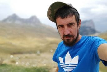 Visok, plav, mišićav Visok, plav, mišićav