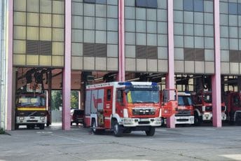 Dva automobila izgorjela na Karabuškom polju