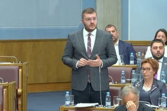 Neobične izjave u Skupštini: Koprivica o "lijeku pod Ostrog" (VIDEO) Neobične izjave u Skupštini: Koprivica o "lijeku pod Ostrog" (VIDEO)