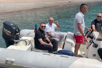 Glasnogovornik i izvođač radova projekta „srpski svet“ u gumenom čamcu Glasnogovornik i izvođač radova projekta „srpski svet“ u gumenom čamcu