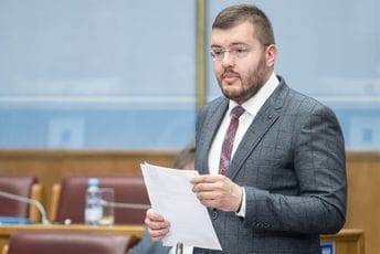 Kojim je jezikom napisan Ustav Crne Gore