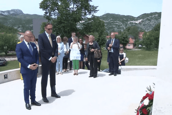 Krivokapić i Grlić Radman odali počast herojima Božićnog ustanka (VIDEO) Krivokapić i Grlić Radman odali počast herojima Božićnog ustanka (VIDEO)