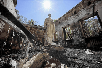 Rusi pljačkaju muzeje u Ukrajini i tako brišu ukrajinski identitet Uništeni ukrajinski muzej u blizini Harkova